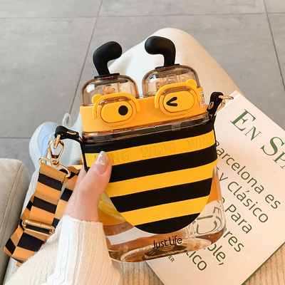 Idea de regalo para el bienestar de los empleados Cute Bee Plastic Straw Cup con correa trasera y logotipo personalizado