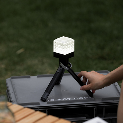 Lanterna retro de campamento con luz cálida y gráficos de impresión UV