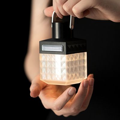 Lanterna retro de campamento con luz cálida y gráficos de impresión UV