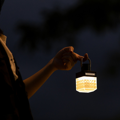 Lanterna retro de campamento con luz cálida y gráficos de impresión UV