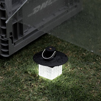 Lanterna retro de campamento con luz cálida y gráficos de impresión UV