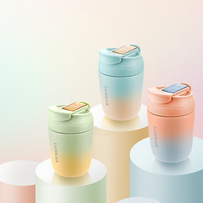 Agencia de viajes personalizada de colores aislados tazas y pajitas con 1 impresión a color