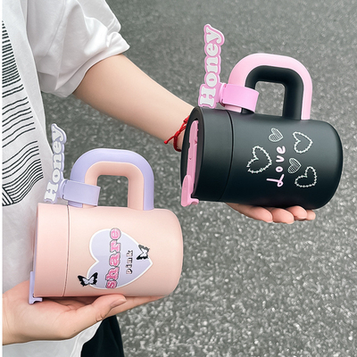 Taza de agua de paja portátil y bonita de acero inoxidable aislada ideal para cualquier actividad