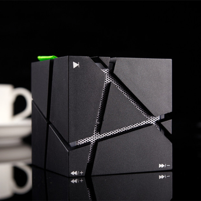 Cubo inalámbrico de Rubik altavoz Diseño colorido para relaciones de ex alumnos y reuniones de clase