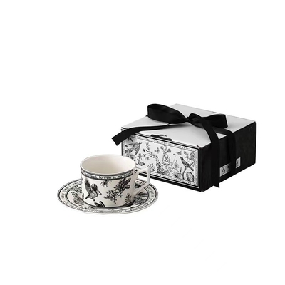 Agregue un toque de color a sus regalos con este conjunto de tazas y platos de estilo retro francés