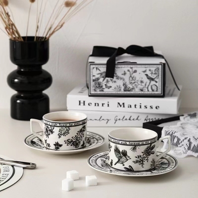 Agregue un toque de color a sus regalos con este conjunto de tazas y platos de estilo retro francés