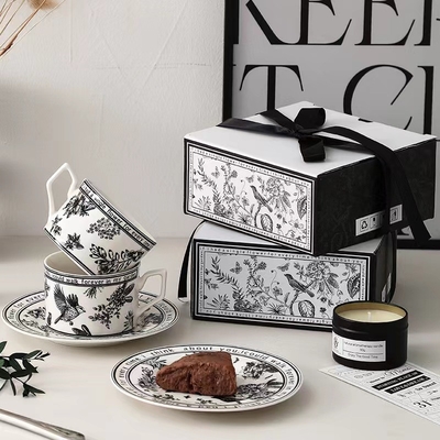 Agregue un toque de color a sus regalos con este conjunto de tazas y platos de estilo retro francés