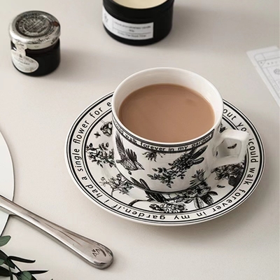 Agregue un toque de color a sus regalos con este conjunto de tazas y platos de estilo retro francés
