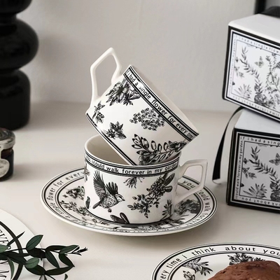Agregue un toque de color a sus regalos con este conjunto de tazas y platos de estilo retro francés