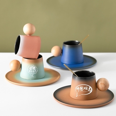 Impulsa tu negocio con el logotipo de la compañía de regalos de tazas para la celebración del aniversario