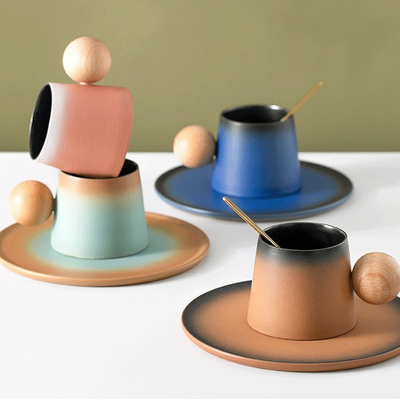 Impulsa tu negocio con el logotipo de la compañía de regalos de tazas para la celebración del aniversario