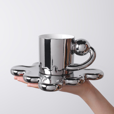 Traiga un toque de creatividad a su colección de tazas con este conjunto de tazas Planet