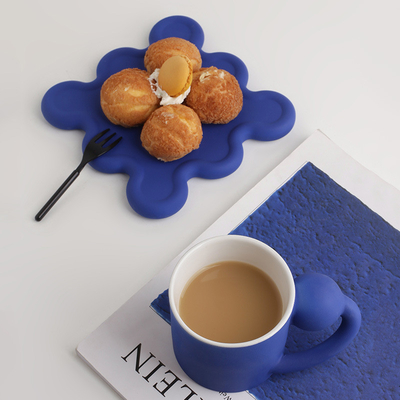 Traiga un toque de creatividad a su colección de tazas con este conjunto de tazas Planet