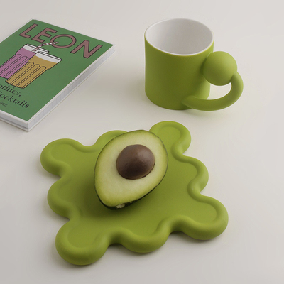 Traiga un toque de creatividad a su colección de tazas con este conjunto de tazas Planet