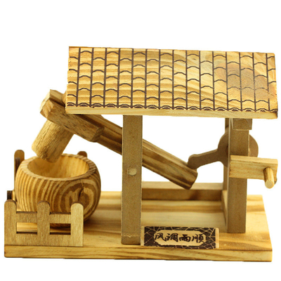 Ornamentación artesanal de escritorio Modelo de martillo de agua pequeño de madera para la industria agrícola
