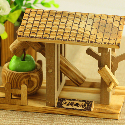 Ornamentación artesanal de escritorio Modelo de martillo de agua pequeño de madera para la industria agrícola