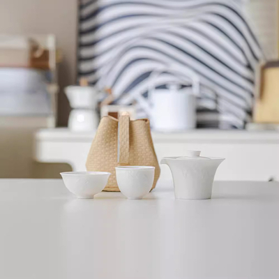 Conjunto de té con hoja de plátano de porcelana blanca en relieve perfecto para el Día de los Inocentes.