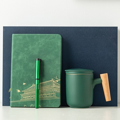 Novedad Regalos Cinturón de cerámica Filtrado Separación de té Taza de oficina Conjunto de regalos de negocios Taza de mango de madera