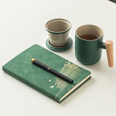 Novedad Regalos Cinturón de cerámica Filtrado Separación de té Taza de oficina Conjunto de regalos de negocios Taza de mango de madera