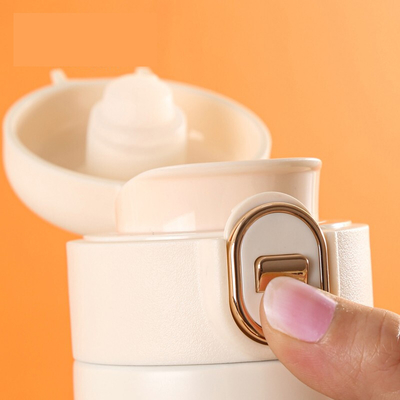 Conjunto de tazas aisladas y potes perfectos para promociones en hoteles y resorts.