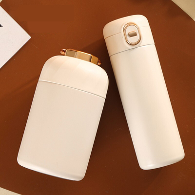 Conjunto de tazas aisladas y potes perfectos para promociones en hoteles y resorts.