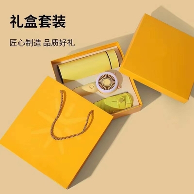 Presentación Conjunto de regalos ventilador sombrilla y taza de termo perfecto para actividades de verano
