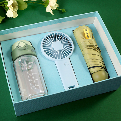 Ventilador pequeño de vidrio de paja graduado y sombrilla soleada para eventos de verano