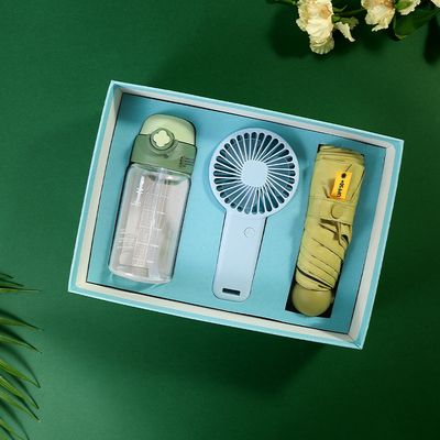 Ventilador pequeño de vidrio de paja graduado y sombrilla soleada para eventos de verano