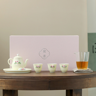 Hermoso juego de té de cerámica rosa regalo ideal para mujeres durante el festival de la diosa