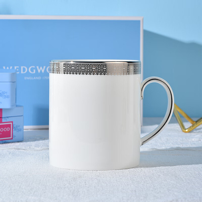 Sorprende a tus clientes con esta taza de encaje de platino y un bote de té portátil