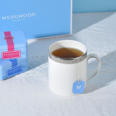 Sorprende a tus clientes con esta taza de encaje de platino y un bote de té portátil