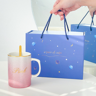 Haz que su día sea especial con esta taza de cerámica y un conjunto de toallas de regalo de oso en estilo creativo.