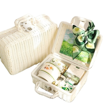 Conjunto de regalos personalizados en una cesta de rattan para cada día