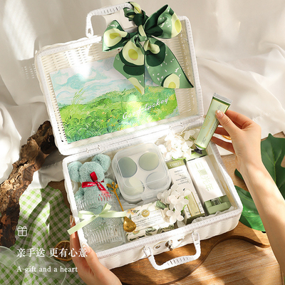 Conjunto de regalos personalizados en una cesta de rattan para cada día