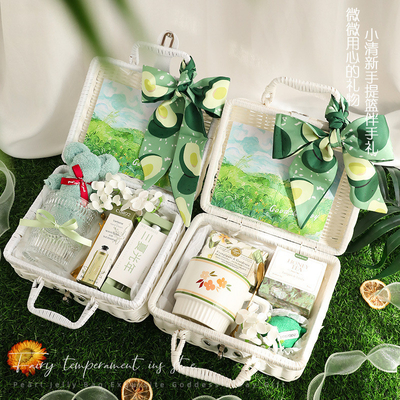 Conjunto de regalos personalizados en una cesta de rattan para cada día