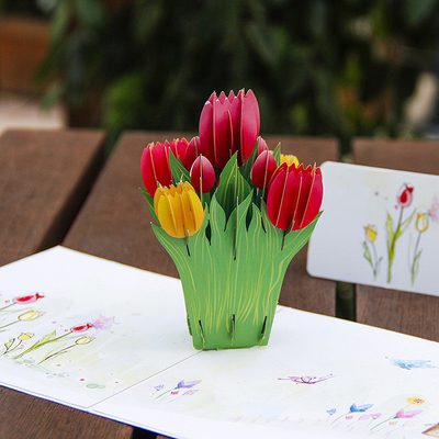 Sorprende a tu maestra con una tarjeta de felicitación de tulipanes en 3D