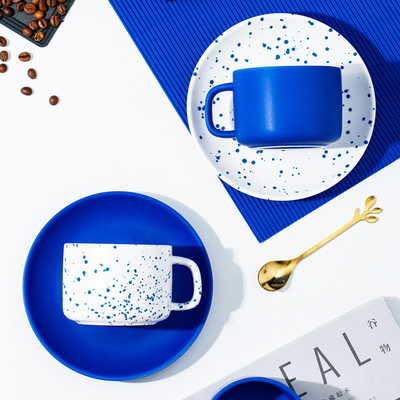 Exquisita taza de café de cerámica de flores Klein azul y plato conjunto para la impresión de logotipos personalizados