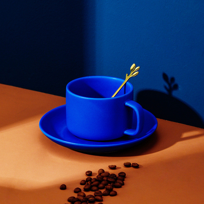 Exquisita taza de café de cerámica de flores Klein azul y plato conjunto para la impresión de logotipos personalizados