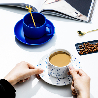 Exquisita taza de café de cerámica de flores Klein azul y plato conjunto para la impresión de logotipos personalizados