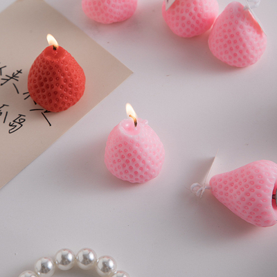 Agregue un toque de color a su escritorio con esta vela de aromaterapia de fresas personalizable