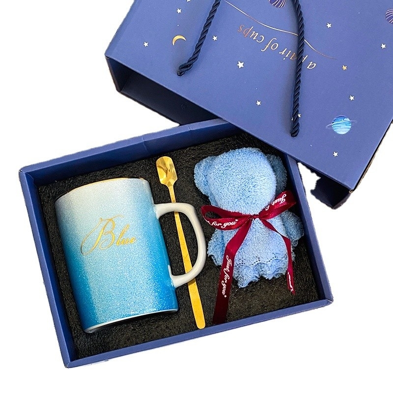 Haz que su día sea especial con esta taza de cerámica y un conjunto de toallas de regalo de oso en estilo creativo.