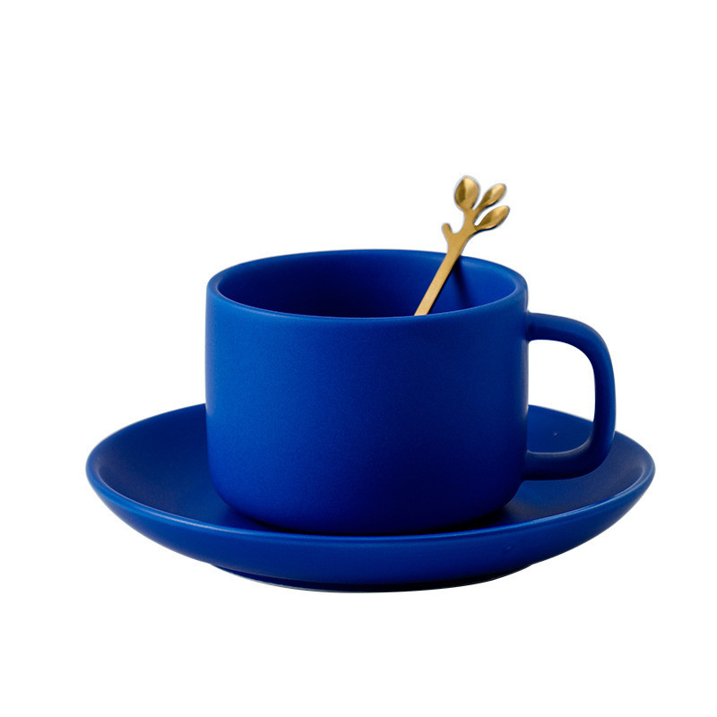 Exquisita taza de café de cerámica de flores Klein azul y plato conjunto para la impresión de logotipos personalizados